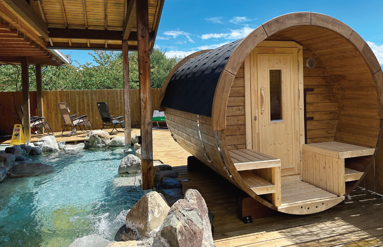 Open-air bath and barrel sauna at Roten Kobushi-no-Yu